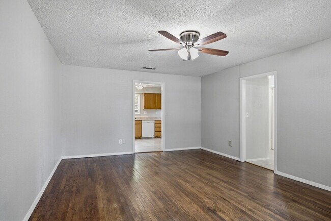 Foto del edificio - "Charming 2-Bedroom Duplex in White Settlement!"