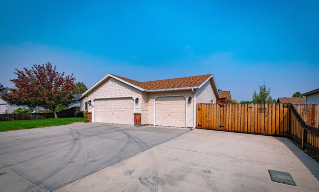 Building Photo - Great Meridian Home with 3 Car Garage!