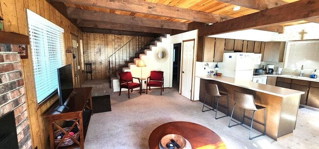 Building Photo - Unfurnished 4 Bed, 2 Bath with Garage.  Amazing Location on Dead-End Street with Forest Access!