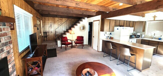 Foto del edificio - Unfurnished 4 Bed, 2 Bath with Garage.  Amazing Location on Dead-End Street with Forest Access!