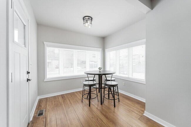 Foto del edificio - FURNISHED HOUSE! Short or Long Term! Large Newly Renovated Fully Furnished Modern 5 Bedroom Home ...