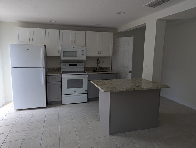 Building Photo - 2706 Pass a Grille Way