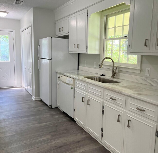 Building Photo - 121 Kenton Dr