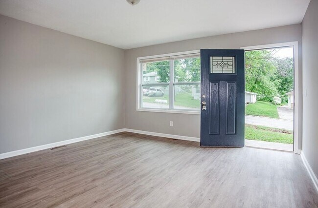 Building Photo - Beautiful Kansas City Home with LVP Floori...