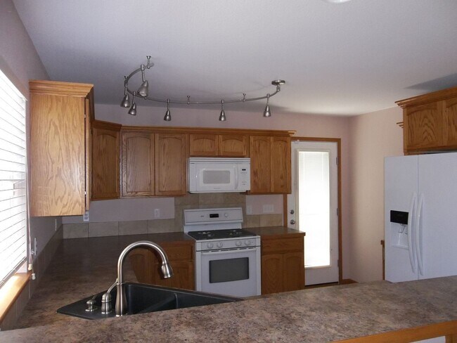 Building Photo - Beautiful 5 Bedroom Home in Heart of Loveland