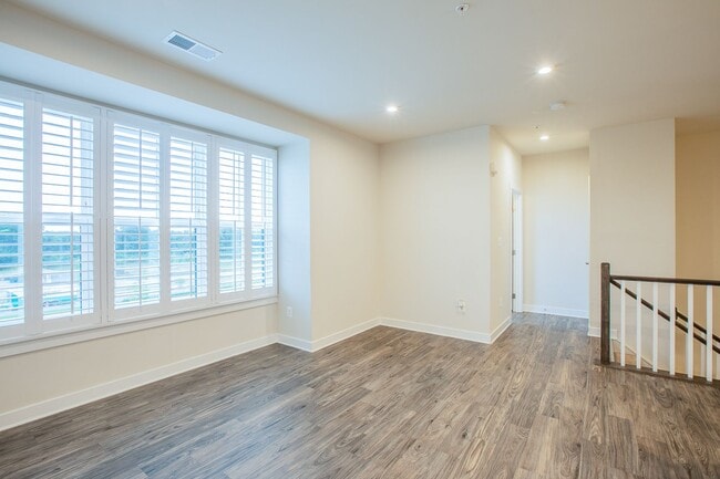 Building Photo - Beautiful 3 BR/2.5 BA Townhome in Laurel!