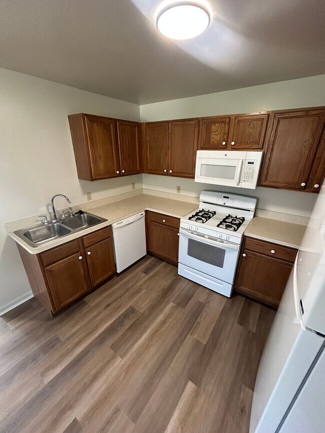 Building Photo - 2 bedroom, 1.5 bath Townhouse style apartm...