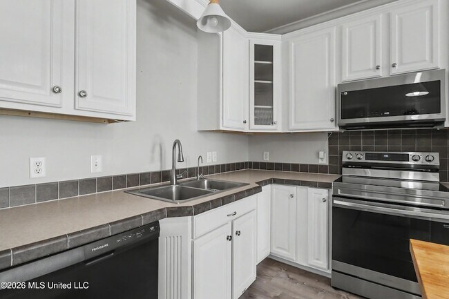 Building Photo - 1515 E Beach Blvd