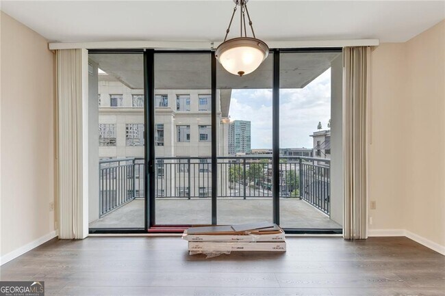 Foto del edificio - 3040 Peachtree Rd NW