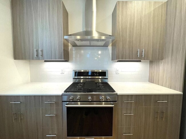 Building Photo - 2 Bedroom 2 Full Bathrooms and 2 Half Bath...