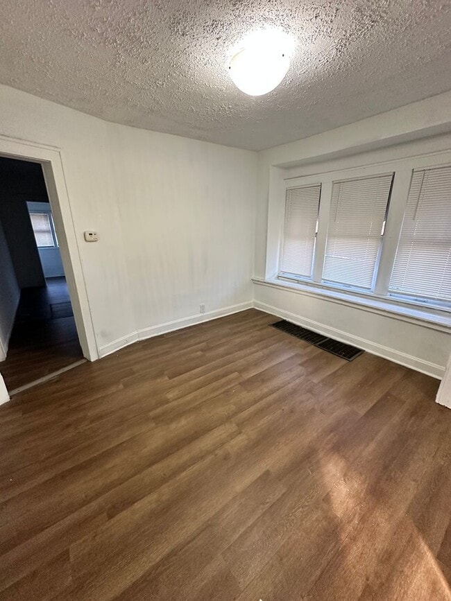 Building Photo - 3 bedroom 1 bath