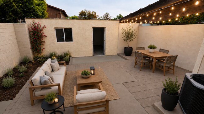 Foto del edificio - Fully Renovated 3 Bed Townhome with Large Enclosed Patio + 2-Car Garage