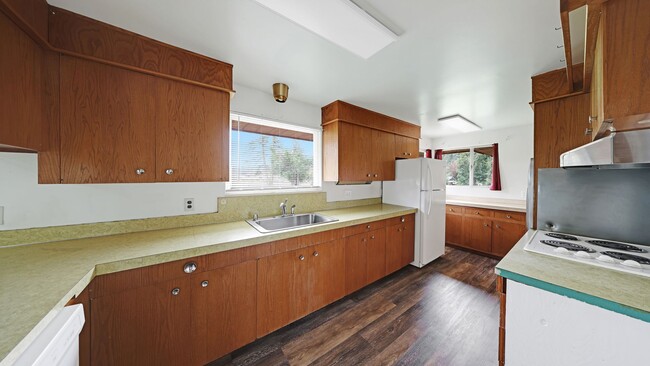 Building Photo - 3 Bed 2 Bath - Dog Friendly - Parking - St...