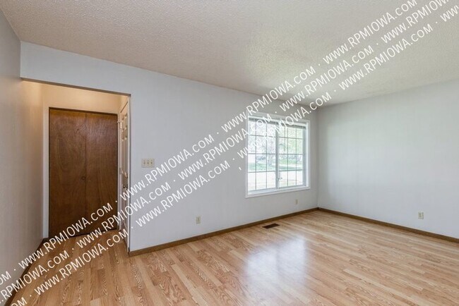 Foto del edificio - NEAR CAMPUS!! 3 Bedroom, 2 Bath Duplex in ...