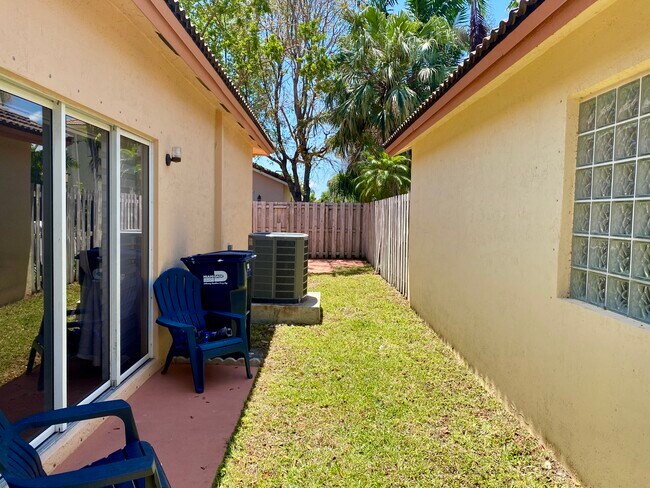 Foto del edificio - 8766 SW 213th Ter