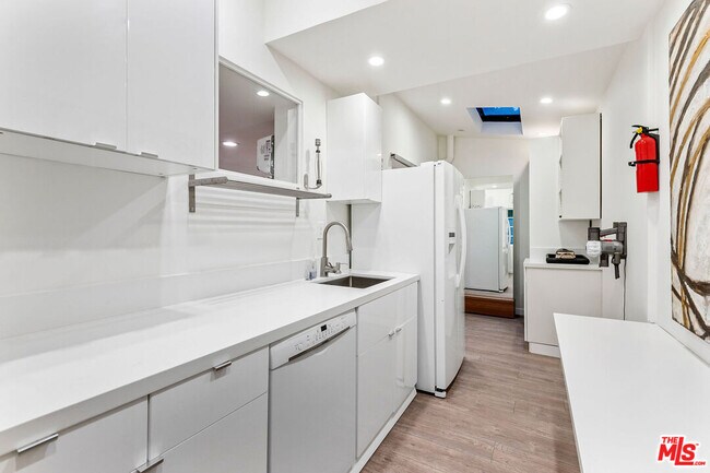 Building Photo - 717 1/2 Huntley Dr