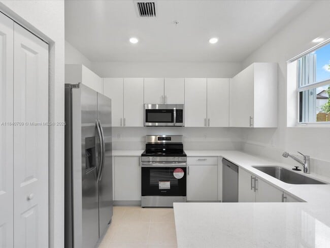 Building Photo - 106 SW 184th Ave