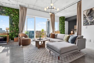 Building Photo - 10 SW South River Dr