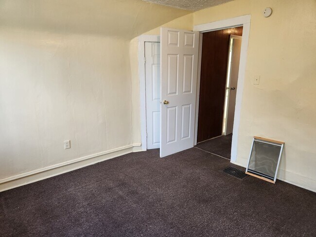 Foto del edificio - Large 3 Bedroom 2 Full Bath w/Large Side &...
