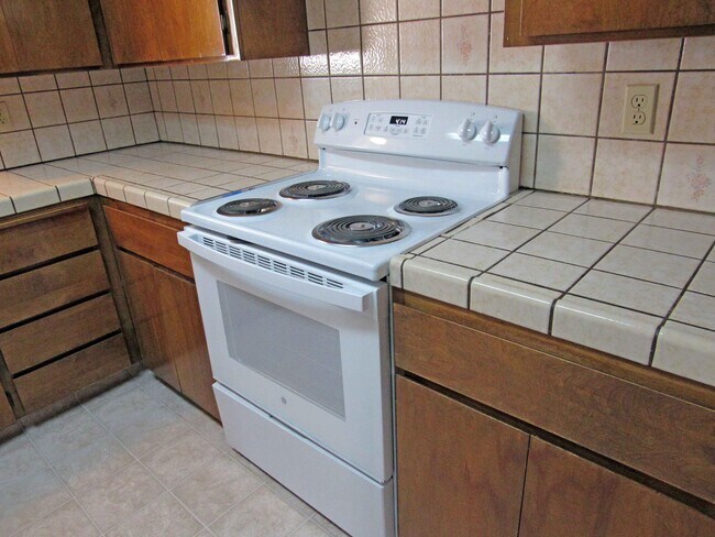 Foto del edificio - 1588 E Magill Ave
