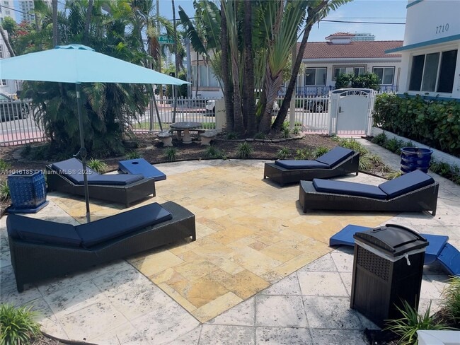 Foto del edificio - 7710 Harding Ave