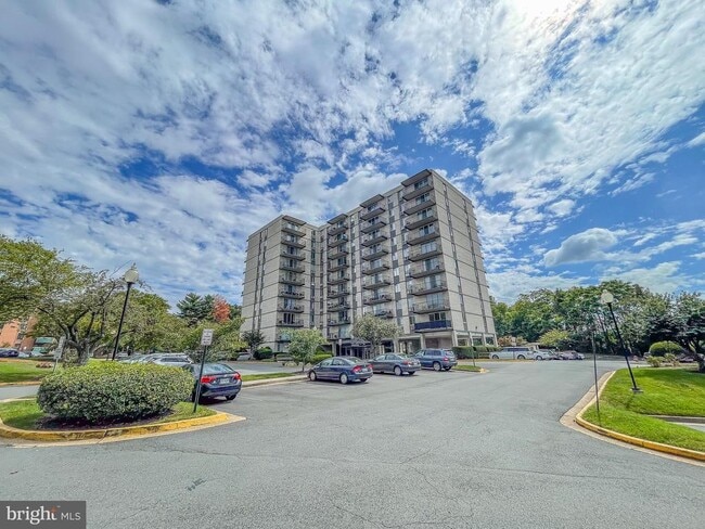 Building Photo - 3245 Rio Dr