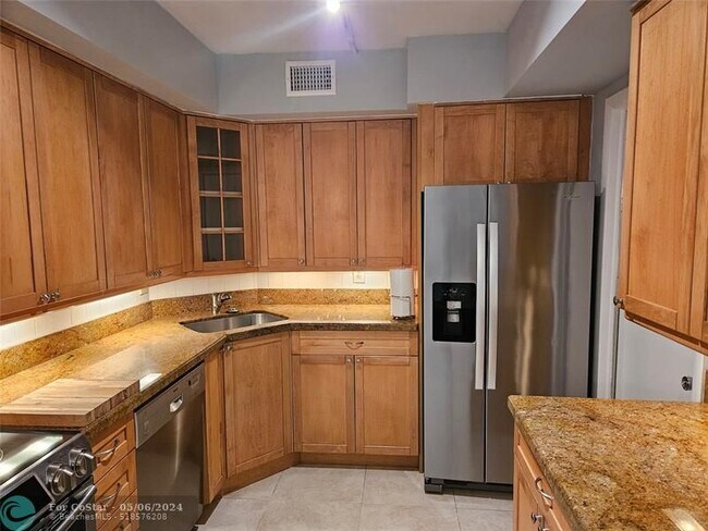 Building Photo - 669 W Oakland Park Blvd