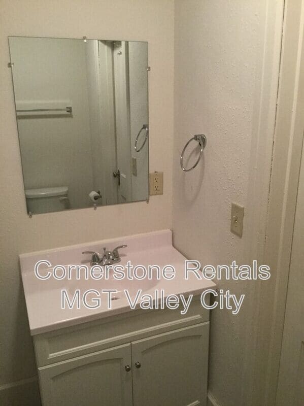 Building Photo - 264 College St SE