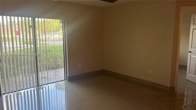 Foto del edificio - 200 Palm Cir W