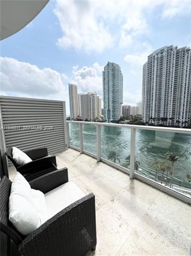 Building Photo - 300 S Biscayne Blvd