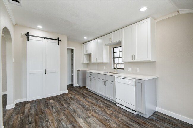 Building Photo - 418 S Kansas St