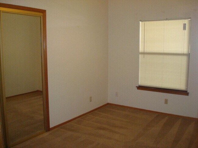 Building Photo - Clean 3 bedroom in Telshor area!