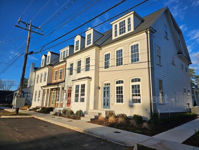 Building Photo - 914 Charles St