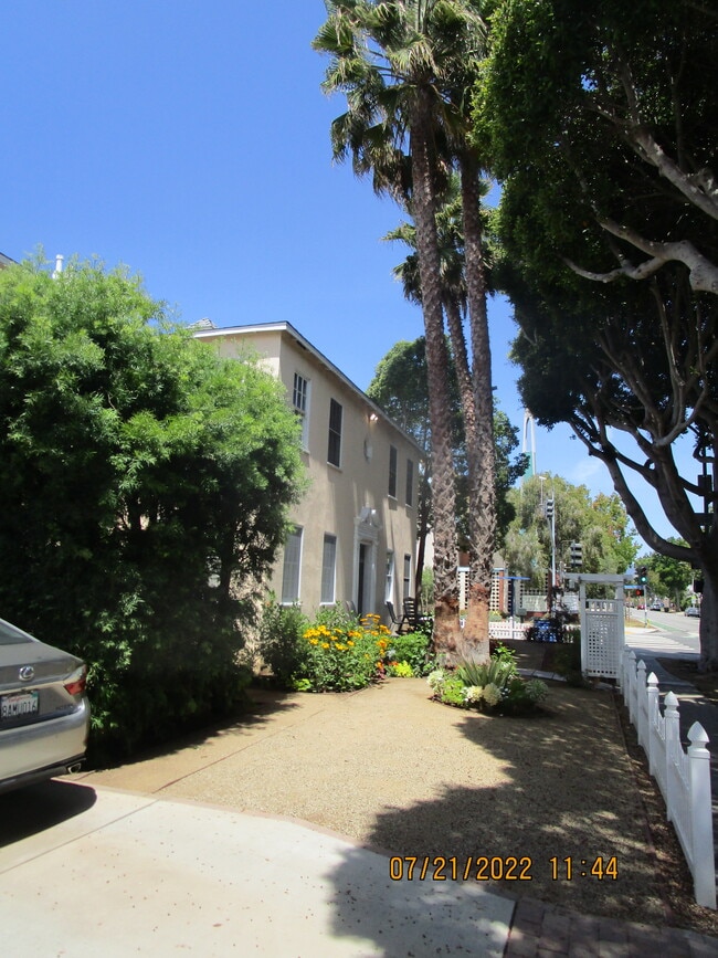 Building Photo - 1352 Ocean Park Blvd