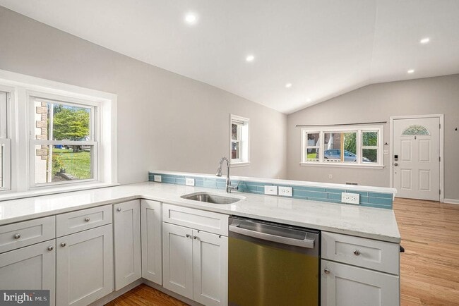 Building Photo - 235 Roberts Ave