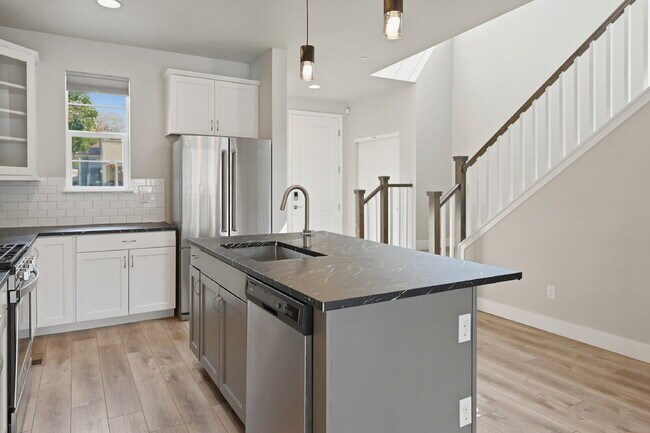 Foto del edificio - $2,840.95 with $300 Off the first month's rent, 2 Beds - 1.5 Bath, Single Family Home in Westmins...