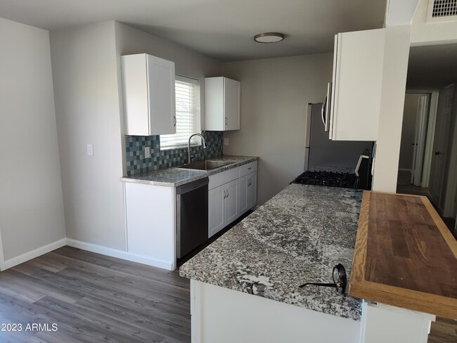 Building Photo - 1216 E Desert Park Ln