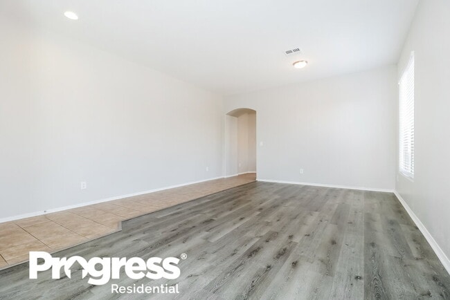 Building Photo - 4620 W Ellis St