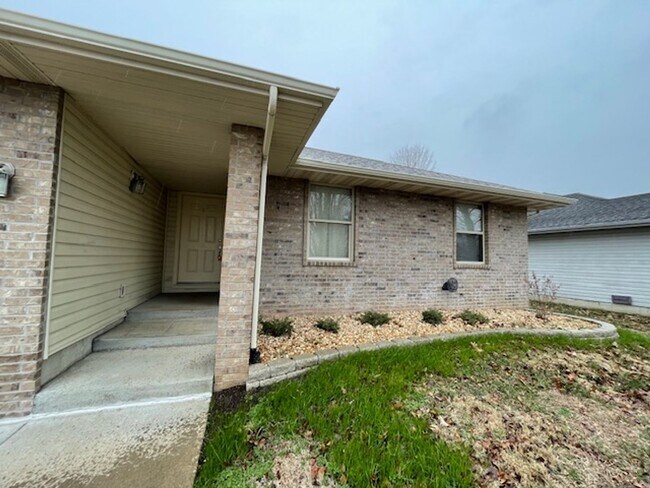 Foto del edificio - This All Brick home is Located in Orchard Crest West!