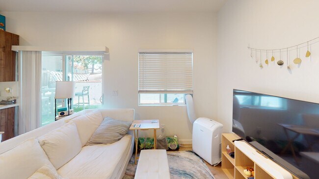 Foto del edificio - Private turfed yard!