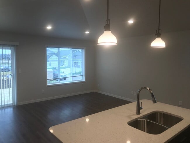 Building Photo - 4 Bed 3 Bath Single Family Home
