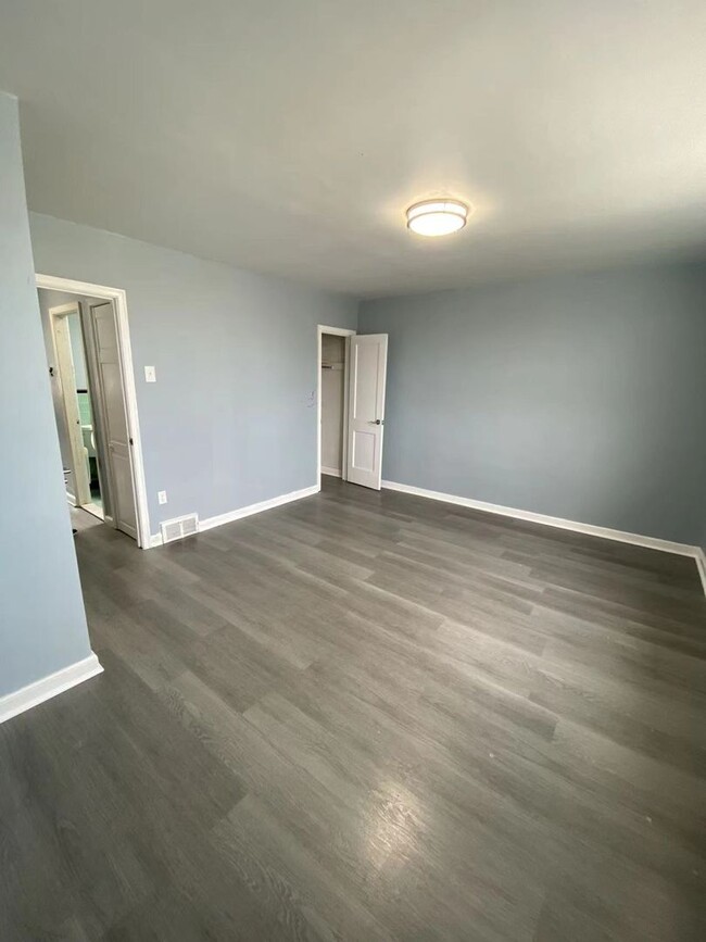 Building Photo - 3 Bedroom and 1 bathroom Row House Availab...