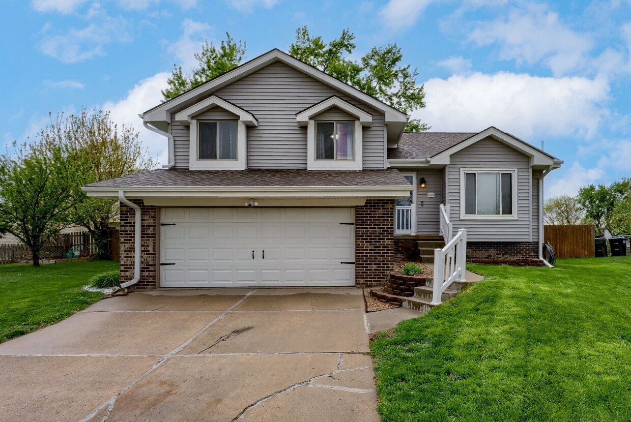 Primary Photo - Bright & Airy Tri-Level With Finished Base...