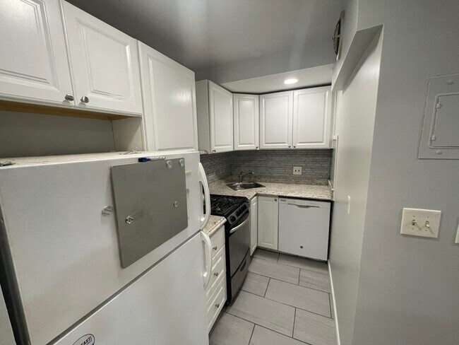 Building Photo - 150 Kenrick St