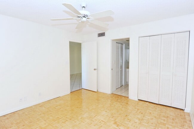 Foto del edificio - 1000 Manatee Rd