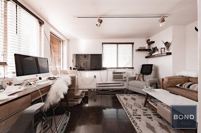 Foto del edificio - 319 E 8th St