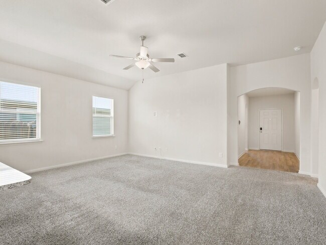 Building Photo - "Charming 4-Bed Oasis with 2 Baths in Fort Worth – Spacious 1,724 Sq Ft Gem!"
