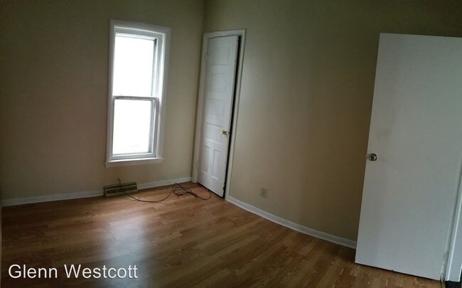 Building Photo - 370 Breckenridge St