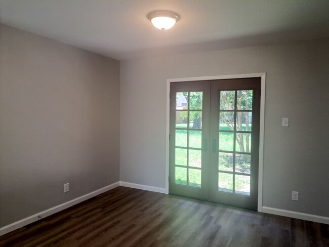 Building Photo - 4 Bedroom / 2 Bath / 2 Car Garage
