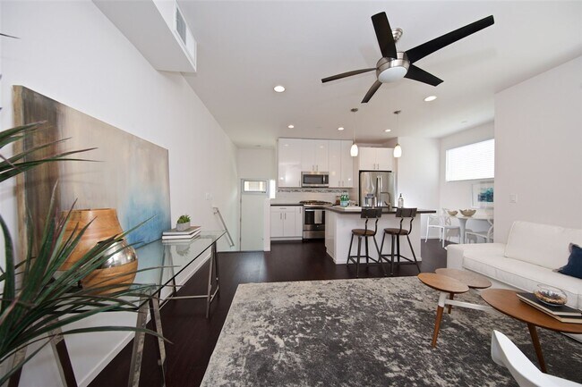 Foto del edificio - Beautiful 2-Bedroom Townhome in Hillcrest with Private Balconies & Attached Garage